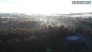 Drone mostra cores do outono em nevoeiro na Carolina do Sul