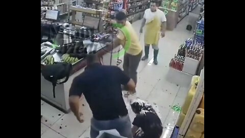 STORE MANAGER🤼‍♂️🏪🧌 FIGHTS OFF ROBBERS AT GROCERY STORE🧟‍♂️🏪🧟💫