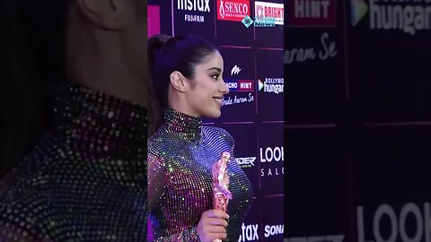 Hottie 🤩 Janhvi Kapoor Looks So Stunning as she Arrived on Redcarpet of Style Icons Awards 🔥📸