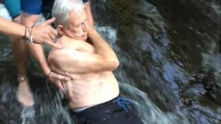 Aventureiro de 87 anos desliza de cascata a mais de 7 metros