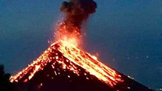 Vulkan i Guatemala går i udbrud midt om natten