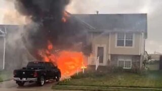 Fogos de artificio causam incêndio e destroem casa