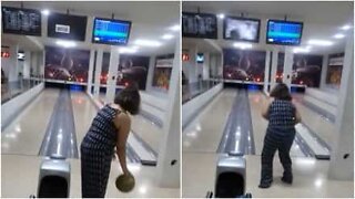 Distrugge un televisore giocando a bowling!