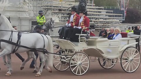 Security alert king Charles and camilla lookalikes turn up out side Buckingham Palace #metpolice