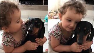 Kjærligheten denne lille jenta har for hunden sin vil smelte hjertet ditt