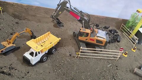 Review of Mining Dioramas and Miniature Heavy Equipment Excavators, Dump Trucks, Small Excavator, RC