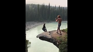 Cliff diver performs incredible double flip for tourists