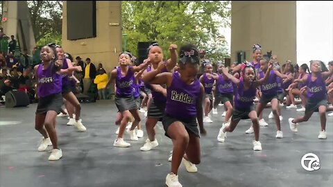 1,000 cheerleaders take part in Detroit camp