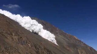 Incredible avalanche in Pakistani mountains