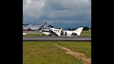 Accidente aéreo, avioneta se sale de la pista por fallas en tren de aterrizaje trasero