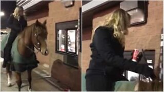 Mulher a cavalo para em drive-thru