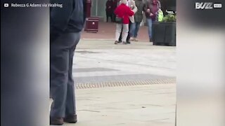 Un couple âgé et amoureux danse en pleine rue