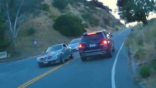 Dangerous overtaking nearly ends up in crash