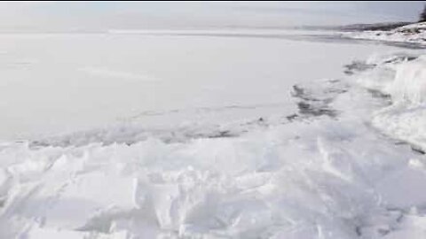 Isen på den Övre sjön i Minnesota är levande