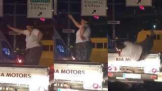 The woman falling dancing on the truck