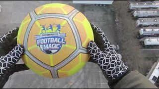 Ny verdensrekord: fotballspiller tar kontrollen over fotball som blir kastet fra 41 meters høyde