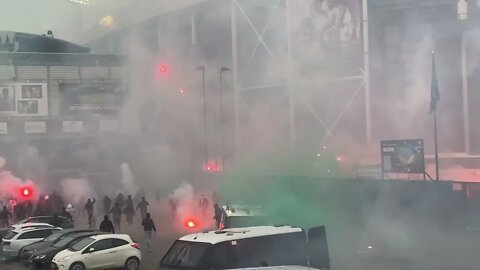Feyenoord supporters gooien vuurwerk naar Ajax spelersbus.Feyenoord fans throw fireworks at Ajax bus