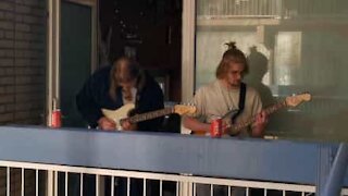 Jovens fazem concerto na varanda durante quarentena