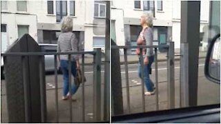 Puoi ballare anche mentre aspetti l'autobus, come questa allegra nonnina!