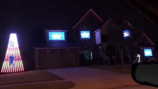 Hus lyser opp natten med julelys i USA