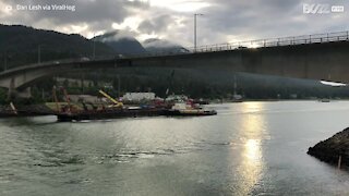 Grua atinge ponte no Alasca
