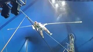 Skrækkelige fald for linedanser i cirkus