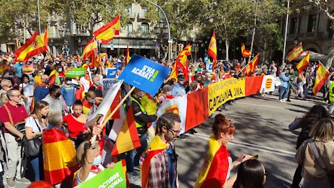 100.000 personas celebran la Hispanidad y fiesta nacional de España en Barcelona (Cataluña)