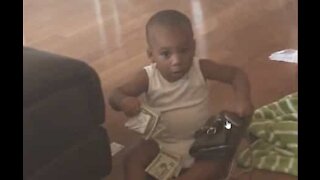 Bebé apanhado a roubar dinheiro da carteira da mãe