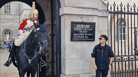 Tourist's disobey the soldier to get behind the bollards kings guard shouts get back 3 times.