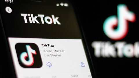 Randos on TikTok Are Kicking Our Butts | Guest: Delano Squires | 3/16/22