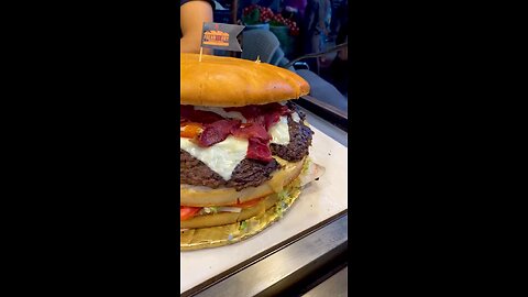 BIGGEST BEEF BURGER IN PAKISTAN 🇵🇰 #pakistan #foodie #streetfood #beefburger #fastfood