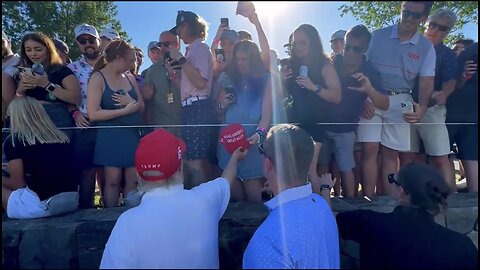 TRUMP❤️🇺🇸🥇MEET SUPPORTERS🤍⛳️🏌️🏅SIGNS AUTOGRAPH ON MAGA HATS💙🇺🇸✍️⭐️