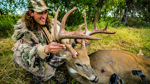 BEDDED BUCK at 20 YARDS! | PUBLIC LAND SPOT AND STALK BOWHUNT