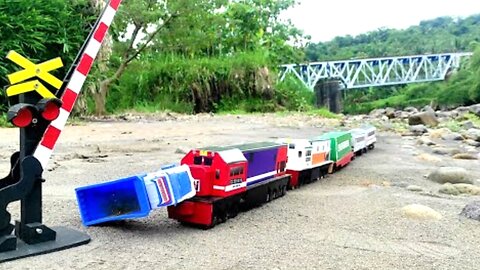 Train Collision and Derailment Drama! Assembling CC201 Perumka, 2 Passenger Cars, Containers, Trucks