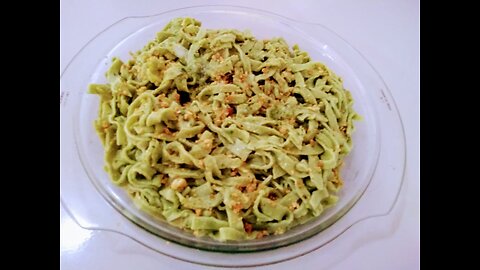 MACARRAO DE ESPINAFRE NO MOLHO PESTO