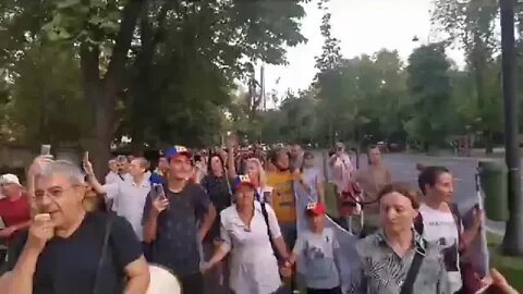 Protest anti Carantina la PSD ( Fake News au aplaudat la Ambasada Rusiei)