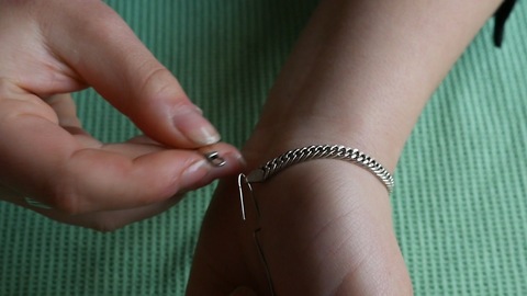 How to quickly close your bracelet without any trouble