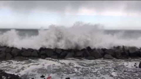 Massive waves flood city in Washington