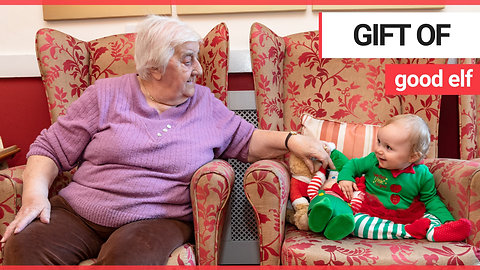 Adorable 'little elves' visit OAPs for Christmas to help get them into the festive spirit