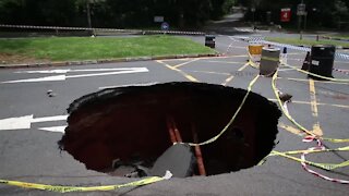 SOUTH AFRICA - Durban - Sinkhole in Glenwood suburb (Video) (Rru)