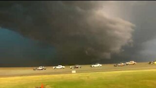 Formação de tempestade é captada em pista de corrida