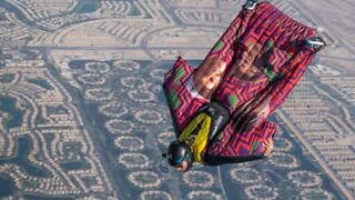 Immagini impressionanti di un lancio in Wingsuit a Dubai