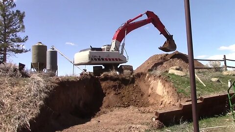 Linkbelt 330 Excavator Slinging Dirt