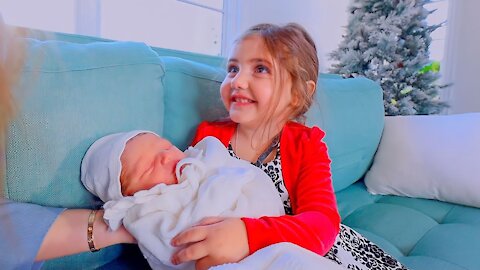 ANASALA FAMILY Mila is the first time she sees her baby brother ❤️ (surprised us 😢) ❤️ (😢)