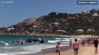 Impressionante: refugiados desembarcam em praia turística de Cádis