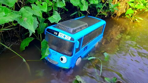 Mencari dan Menemukan Mainan Bus Tayo, Lani, Gani dan Rogi Yang Hanyut di Sungai Kecil Pinggir Sawah