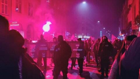 Denmark: Anti-vax group 'Men in Black' stage torch march through Copenhagen - 04.12.2021