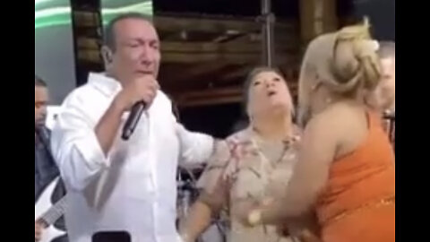 Colombia: Woman Collapses On Stage Due To A Sudden Illness 💉(2024)