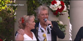 Rod Stewart crashes couple's Las Vegas wedding