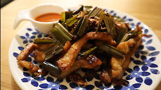 How to make fried pork with pandan leaf